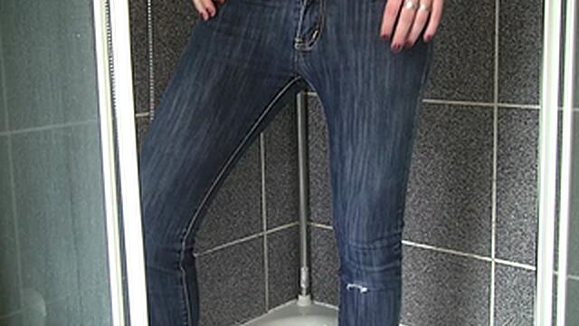 1. Mal Jeans VOLLGEPISST!