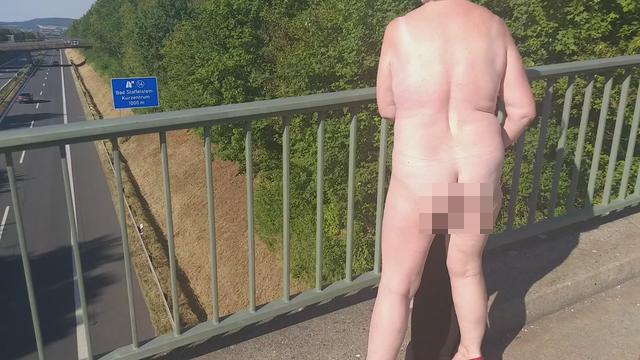 Fast nackt auf der Autobahnbrücke