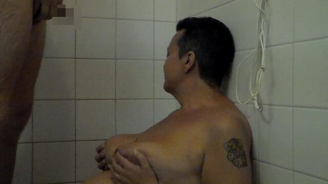 John pisst auf Jen in der Dusche