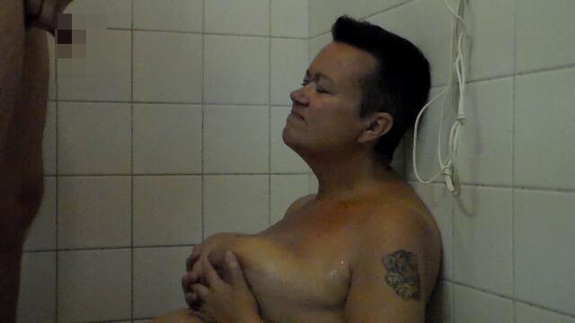 John pisst auf Jen in der Dusche