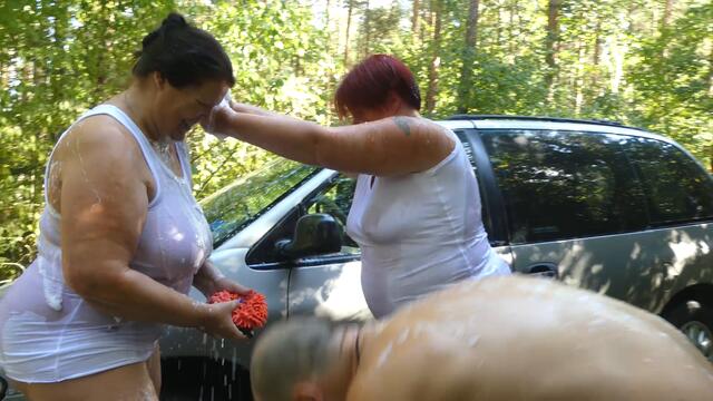 geile Wasserspiele beim Auto waschen 1