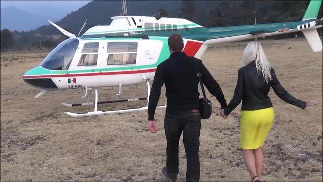 Weltpremiere! Sex im Helikopter mit mega sexy Blondine u der Pilot kriegt nichts mit...