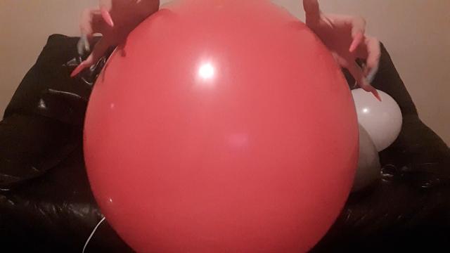 Tssweetheart spielt mit ihrem gross roten Ballon