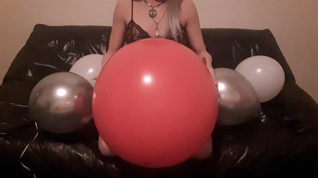 Tssweetheart spielt mit ihrem gross roten Ballon