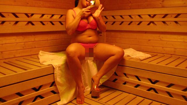Strip in Sauna