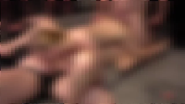 Fickt den Total Versauten Girls die Pussy wund und spritzt alles rein.