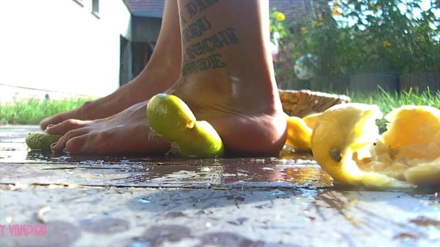 Pretty Crushed Summer - Spritzende Zitrusfrüchte unter nackten Füßen