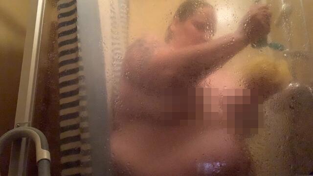 Geile Kira unter der Dusche