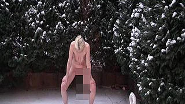 Nackt mit Schnee eingerieben und NS