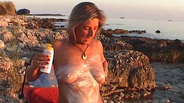 Eincremen und wichsen am Strand - Amateur Sex Video von DevoteFotze auf  frivol.com