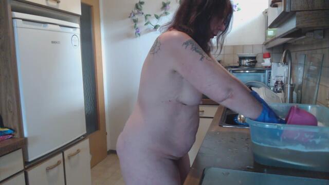 Nackt beim Abwasch