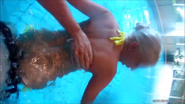 Geile Blondine im Hotelswimmingpool public gefickt, fast erwischt worden