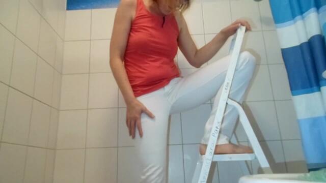 Leiterpipi in weißer Jeans