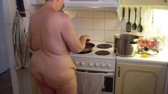 Jen nackt beim Kochen