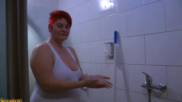 Durchsichtiger Badeanzug unter der Dusche