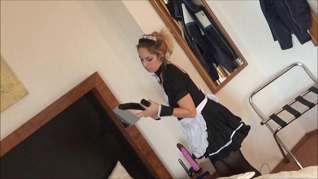 Zimmermädschen alleine im BDSM-Hotelzimmer