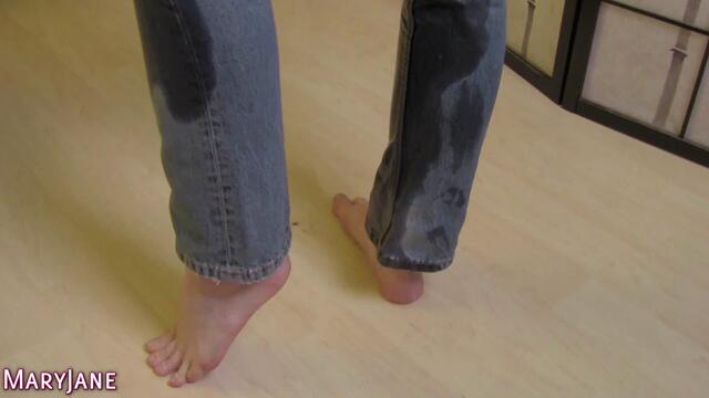 Neue Jeans eingepisst