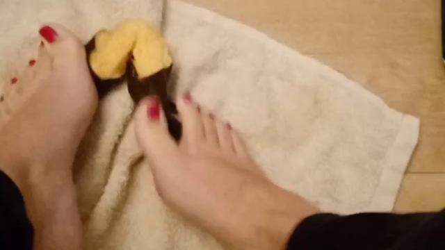 Meine Füße und Zehen berühren die Banane bis.....
