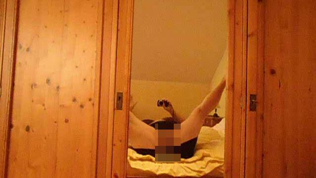 Rumvotzen im Hotelzimmer vorm Spiegel und pissen auf dem Kloo