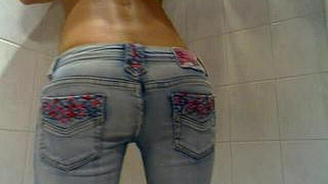 Pipi in Jeans
