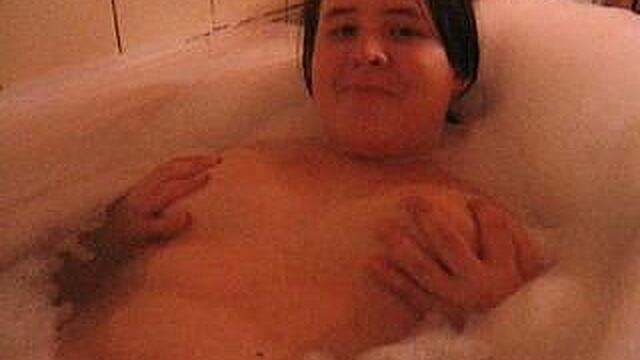 Angi geil in der Badewanne