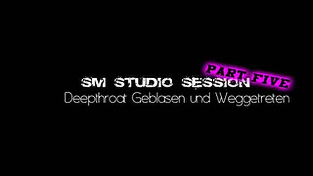 SM Studio - Kehle gefickt und Weggekickt