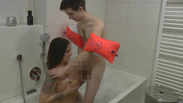 Teeny Sexschule für Nico 18 in der Badewanne !