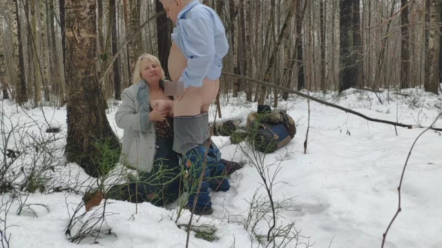 Mature im Winterwald