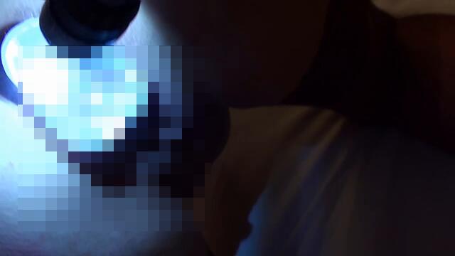 Transparent Dildo im Arsch mit Taschenlampe