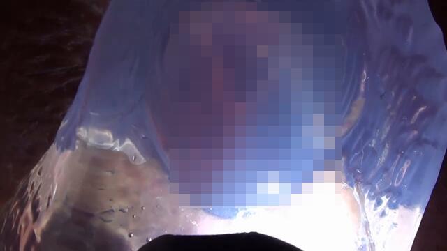 Transparent Dildo im Arsch mit Taschenlampe