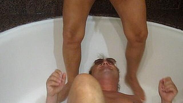 Piss Orgie in der Badewanne