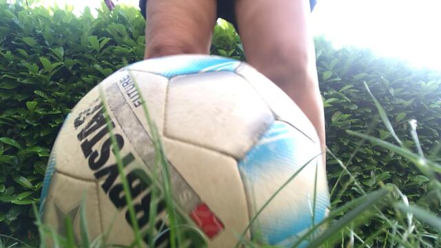 Fußball und nackte Füße