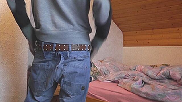 Skater Boy sagging in sexy Jeans