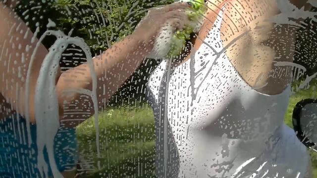 Dicke Weiber beim Auto waschen 2