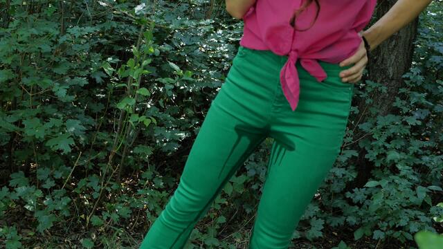 Pisse in meine grüne Jeans beim Gehen in den Park