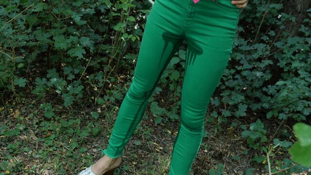 Pisse in meine grüne Jeans beim Gehen in den Park