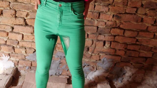 Pisse auf grüne Jeans im Hausdachboden