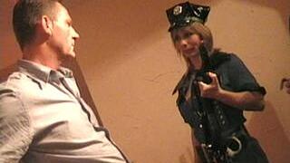 Policegirl mit StrapOn