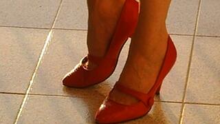Eincremen im Hotel, mit meinen neuen, roten Schuhen