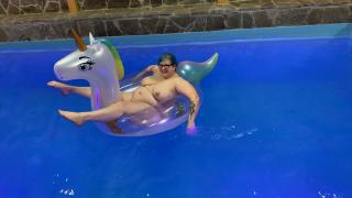 Preview: Spaß im Pool! Abby auf dem edlen Aufblaseinhorn