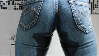 Durch die Jeans gepisst