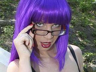 Donna Nora posing mit Brille