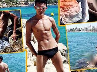Latino nackt am Strand auf Ibiza