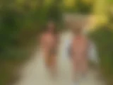 Zwei dralle Lesben gehen nackt spazieren 1 - Bild 3 von 16