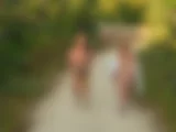 Zwei dralle Lesben gehen nackt spazieren 1 - Bild 4 von 16