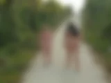 Zwei dralle Lesben gehen nackt spazieren 1 - Bild 5 von 16