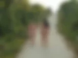 Zwei dralle Lesben gehen nackt spazieren 1 - Bild 6 von 16