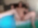 Nackt am Pool - Bild 11 von 17