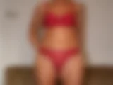 Posing einer Mature in roter Wäsche - Bild 3 von 49