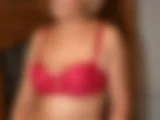 Posing einer Mature in roter Wäsche - Bild 15 von 49